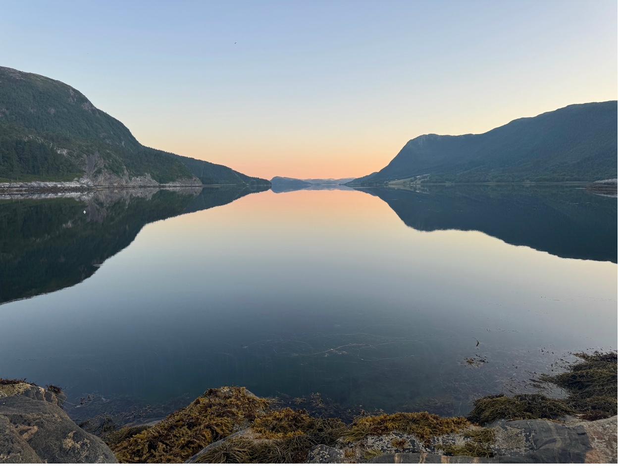 Fjorden rundt Sømliøya i solnedgang